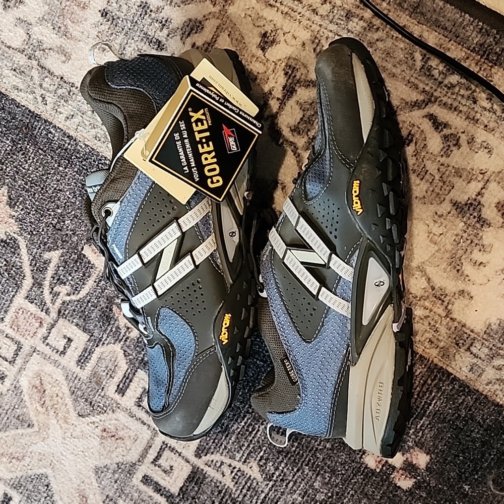 New Balance Women's Blue Trail-Running Sneakers/Shoes w/Gore-Tex Size 9 WO1320GT